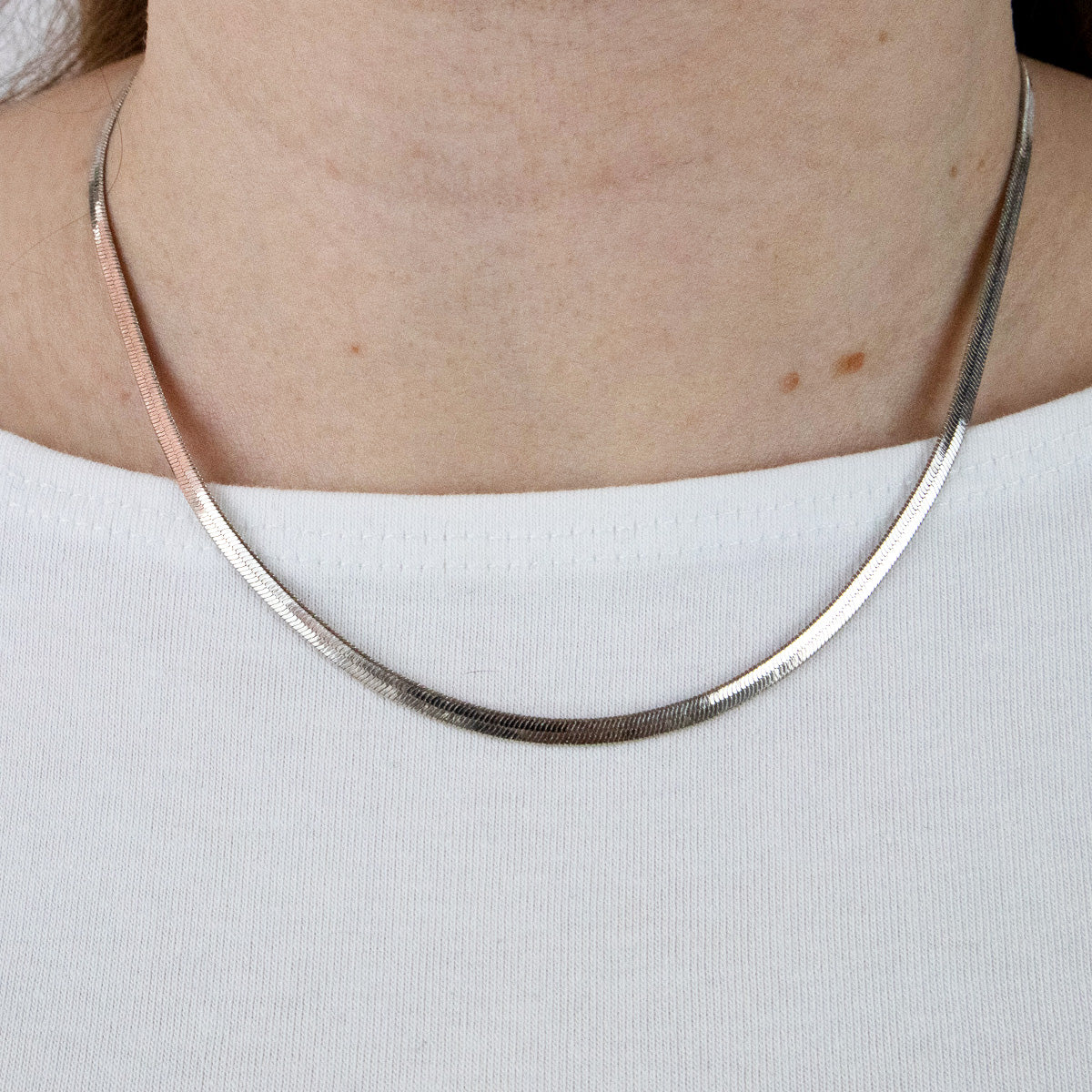 Thin line silver necklace